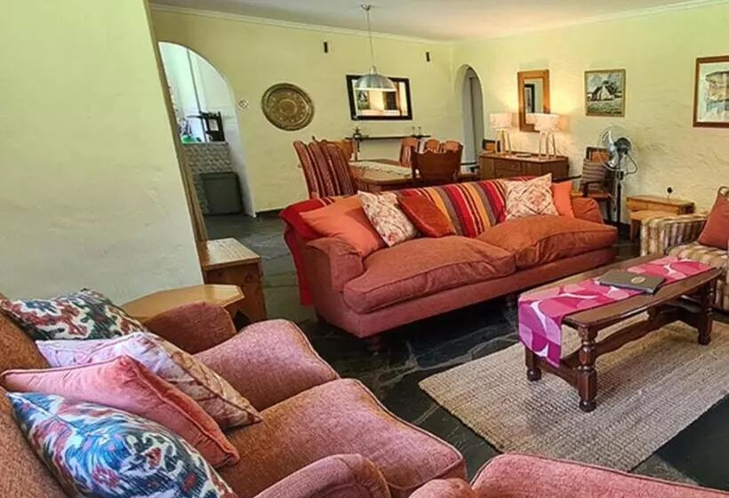 Lomakeskus Lake Naverone Holiday Cottages