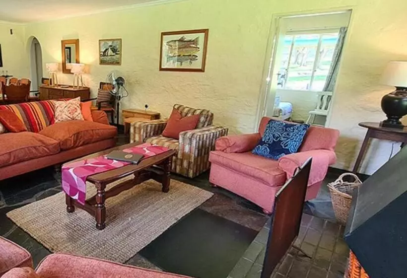 Lomakeskus Lake Naverone Holiday Cottages