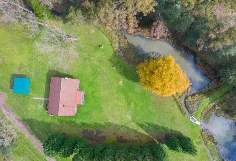 Lomakeskus Lake Naverone Holiday Cottages