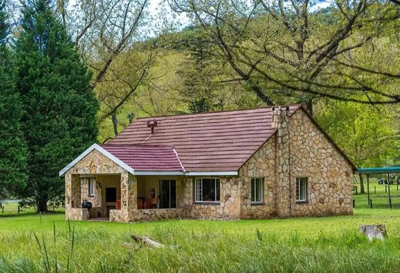 Lomakeskus Lake Naverone Holiday Cottages