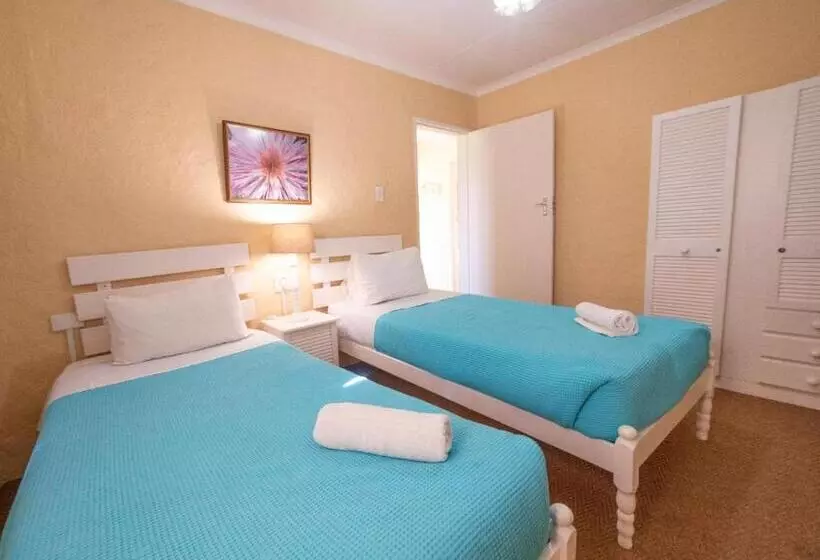 Lomakeskus Lake Naverone Holiday Cottages
