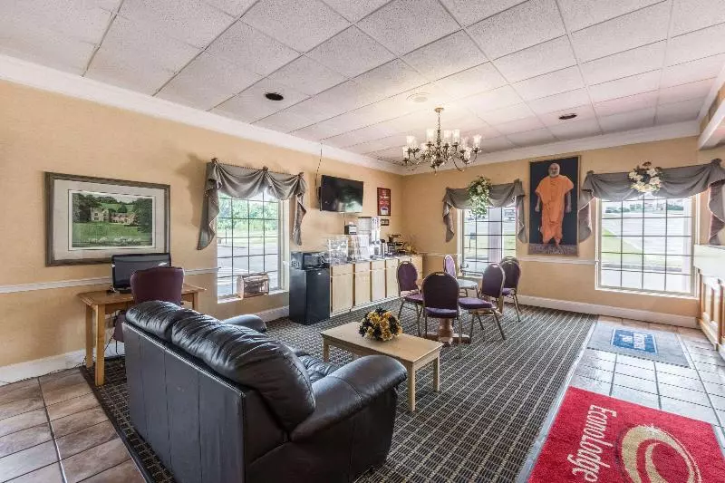 בית מלון כפרי Orangeburg Inn & Suites
