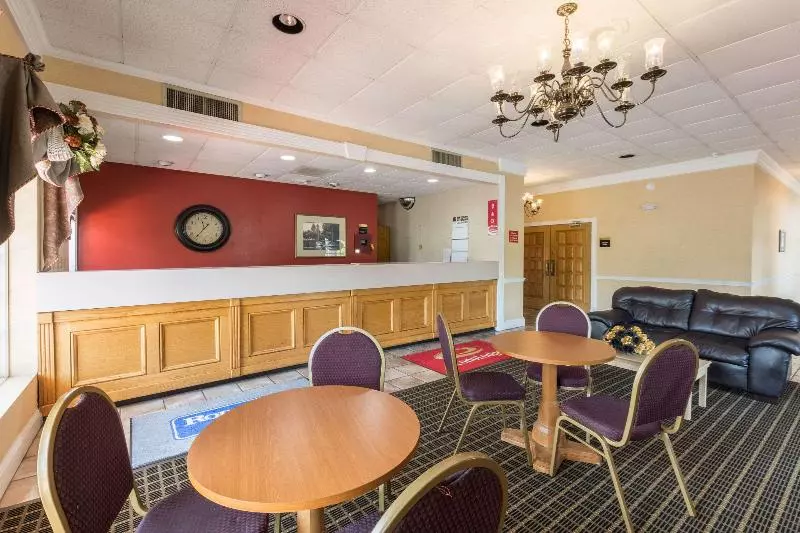 בית מלון כפרי Orangeburg Inn & Suites