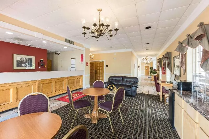 בית מלון כפרי Orangeburg Inn & Suites