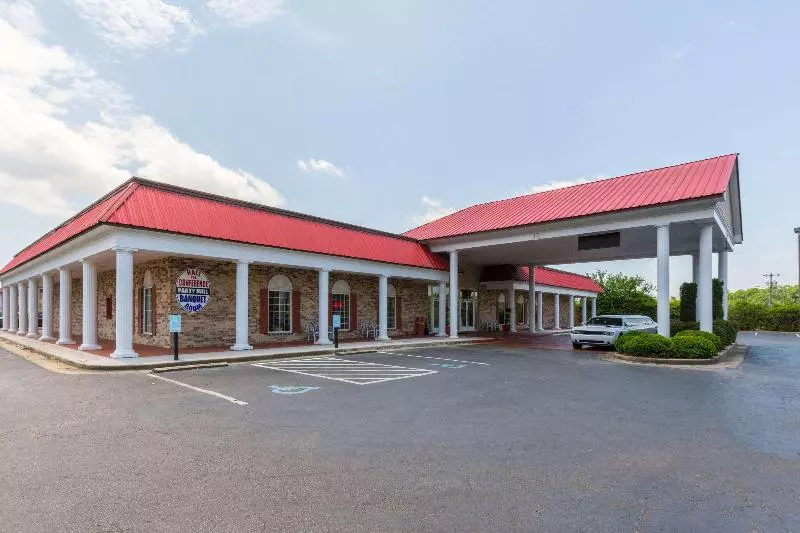 בית מלון כפרי Orangeburg Inn & Suites