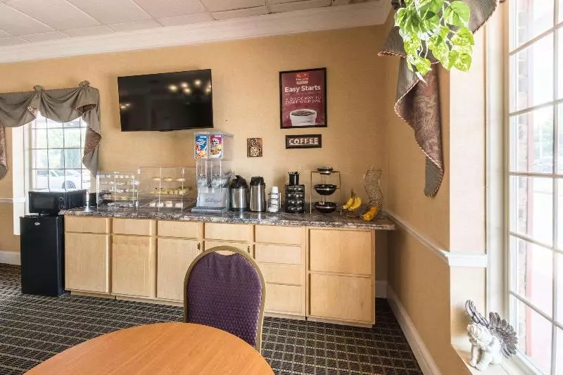 בית מלון כפרי Orangeburg Inn & Suites