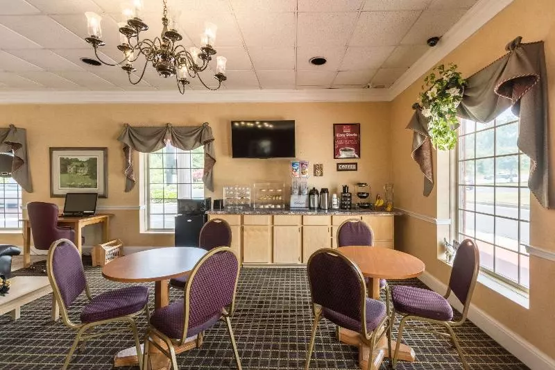 בית מלון כפרי Orangeburg Inn & Suites