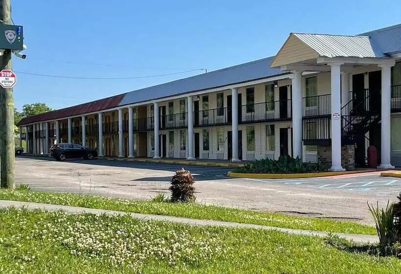 בית מלון כפרי Orangeburg Inn & Suites
