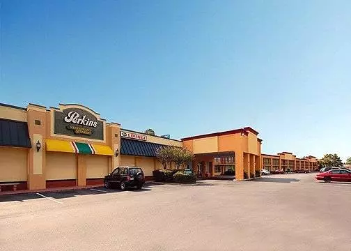 Hotel Econo Lodge Choice S I 95 Savannah Gateway 24 Hour Fitness Center On Site Guest Laundry On Site Perk