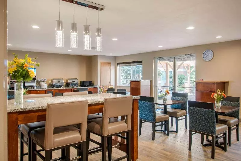 ホテル Mainstay Suites Dubuque At Hwy 20