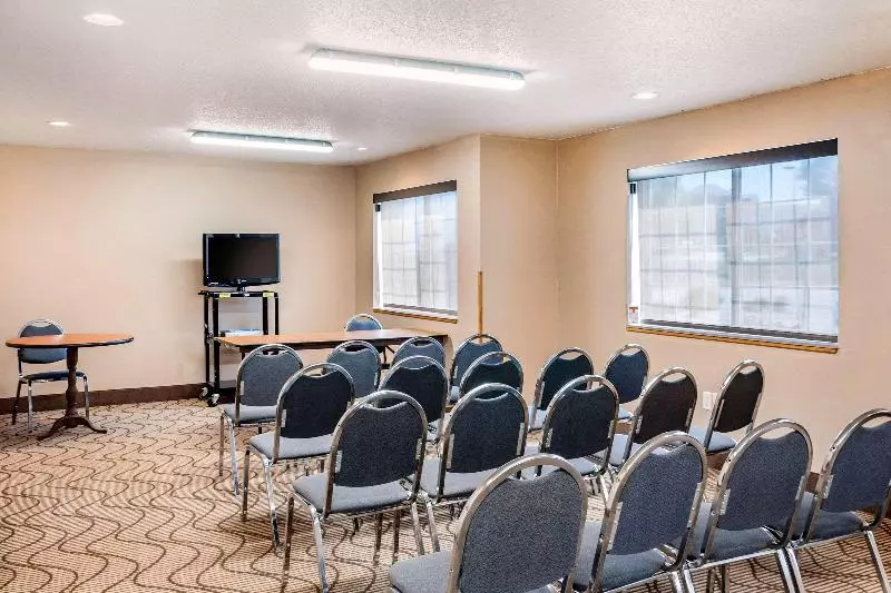 ホテル Mainstay Suites Dubuque At Hwy 20