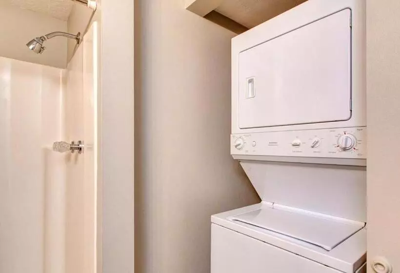 ホテル New Claim Condominiums 405