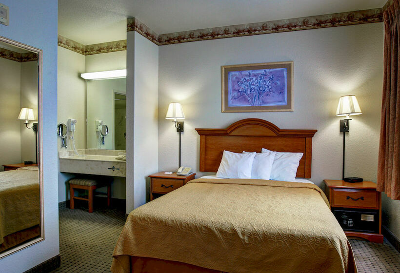 Отель Quality Inn & Suites New Braunfels