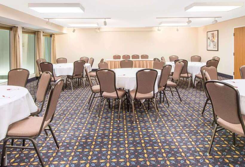 فندق Ramada By Wyndham Springfield North