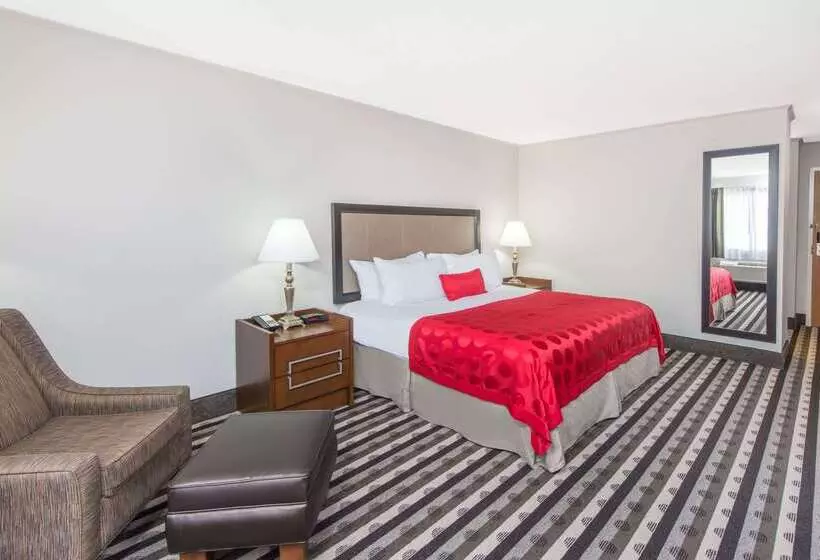 Отель Ramada By Wyndham Springfield North