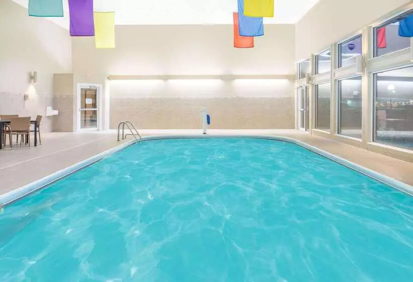 Отель Ramada By Wyndham Springfield North