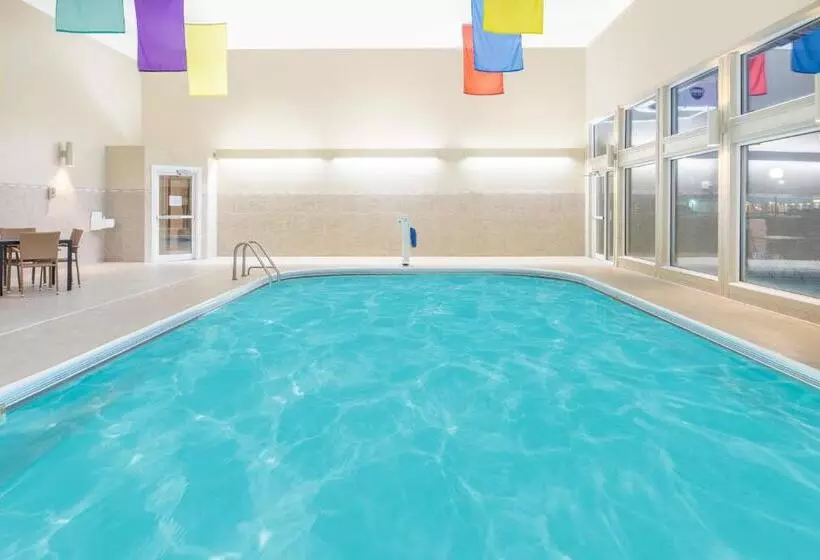 Отель Ramada By Wyndham Springfield North