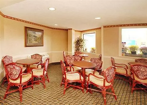 בית מלון כפרי Rodeway Inn Skyland