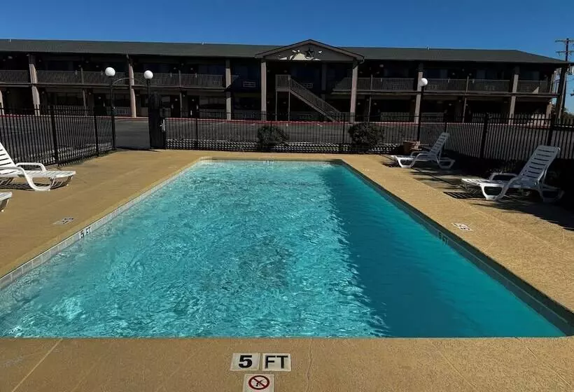 Otel Super 8 By Wyndham Giddings