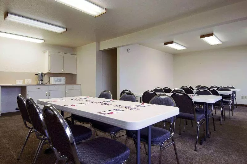 Otel Super 8 By Wyndham Giddings