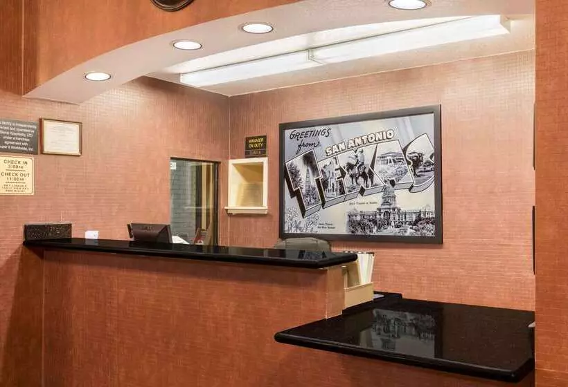ホテル Super 8 By Wyndham San Antonio At I10