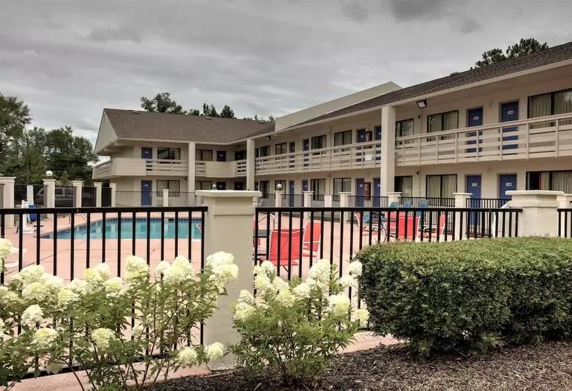 مُتل Super 7 Inn