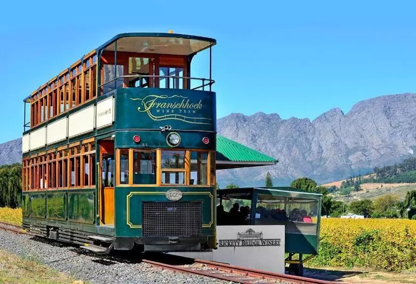 تختخواب و صبحانه The Coach House