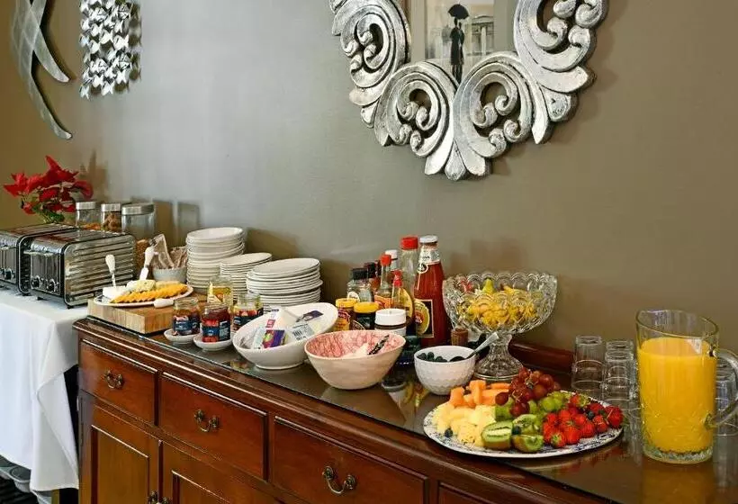 تختخواب و صبحانه The Coach House
