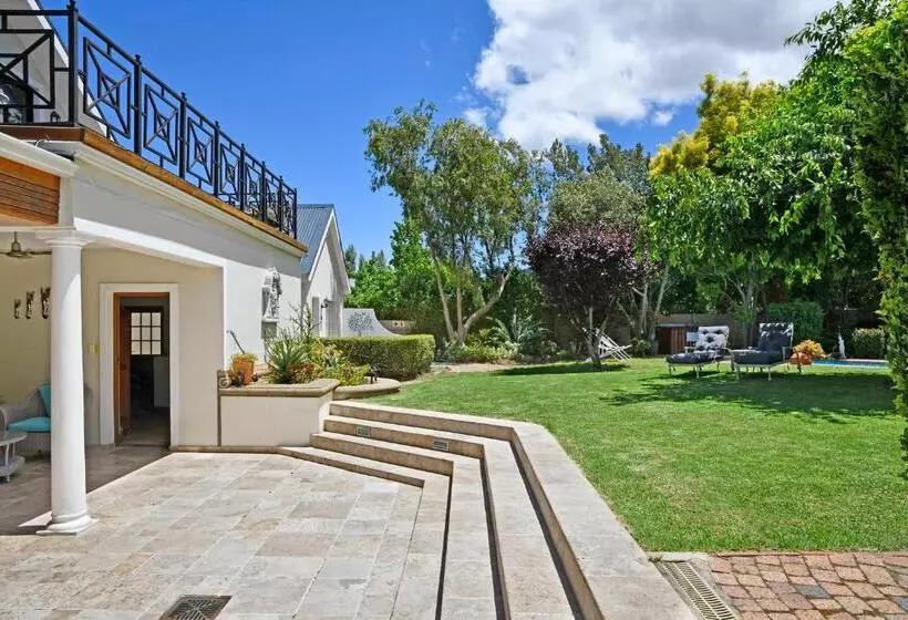 تختخواب و صبحانه The Coach House