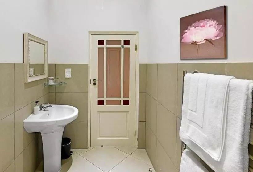 تختخواب و صبحانه The Coach House