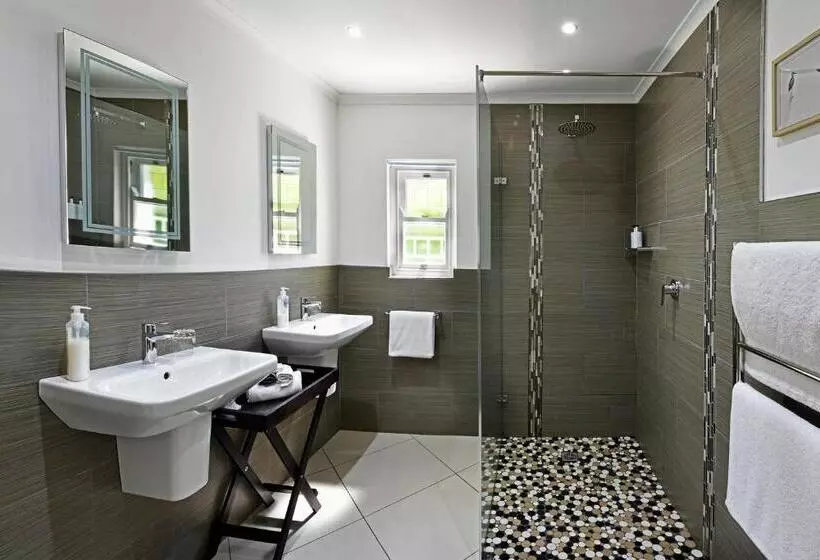 تختخواب و صبحانه The Coach House