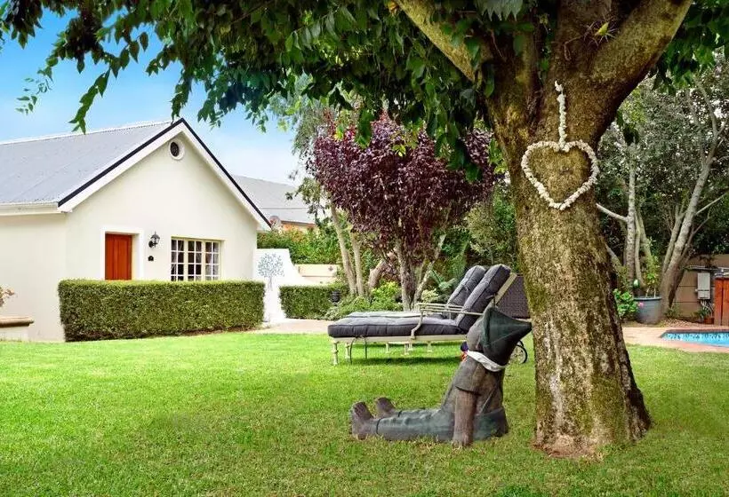 تختخواب و صبحانه The Coach House