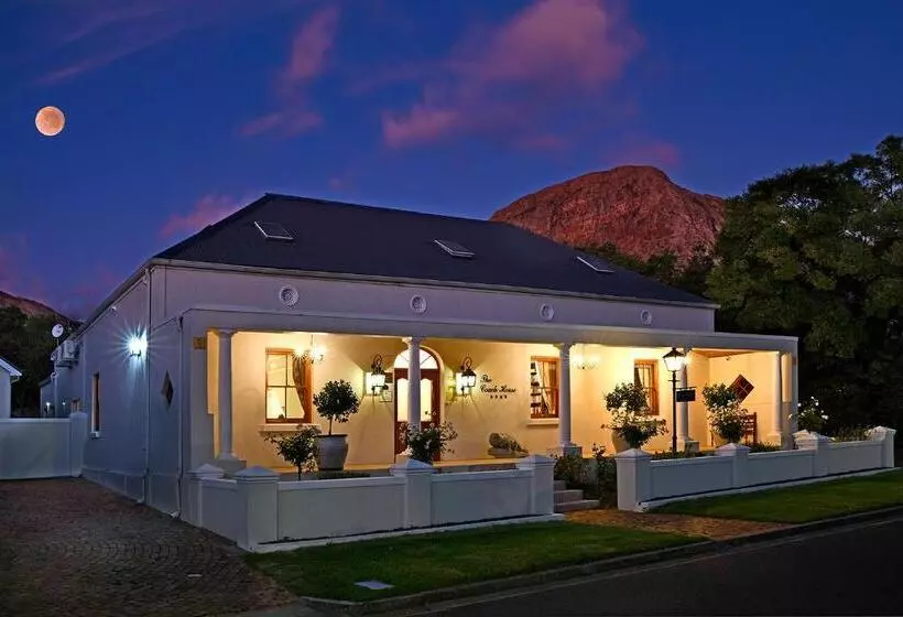 تختخواب و صبحانه The Coach House