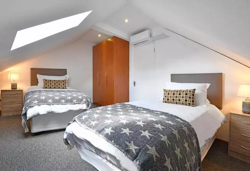 تختخواب و صبحانه The Coach House