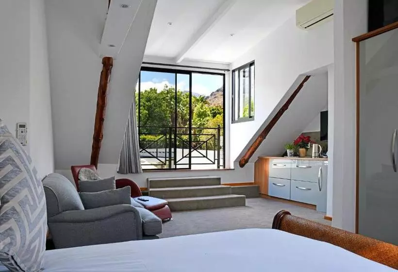 تختخواب و صبحانه The Coach House
