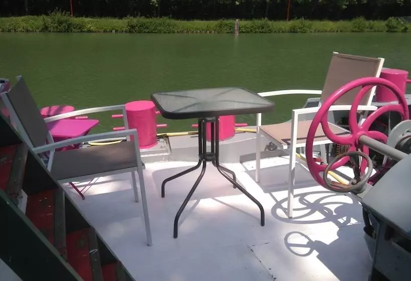 Hotelli Péniche Le Défi