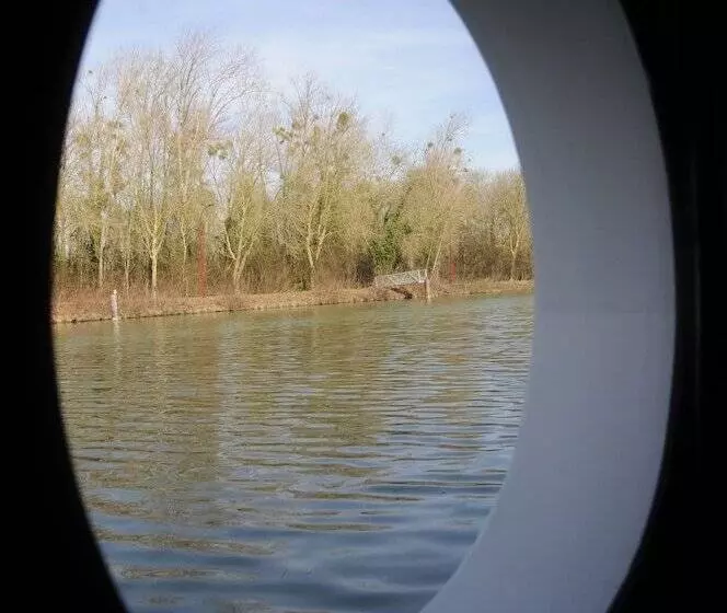 Hotelli Péniche Le Défi