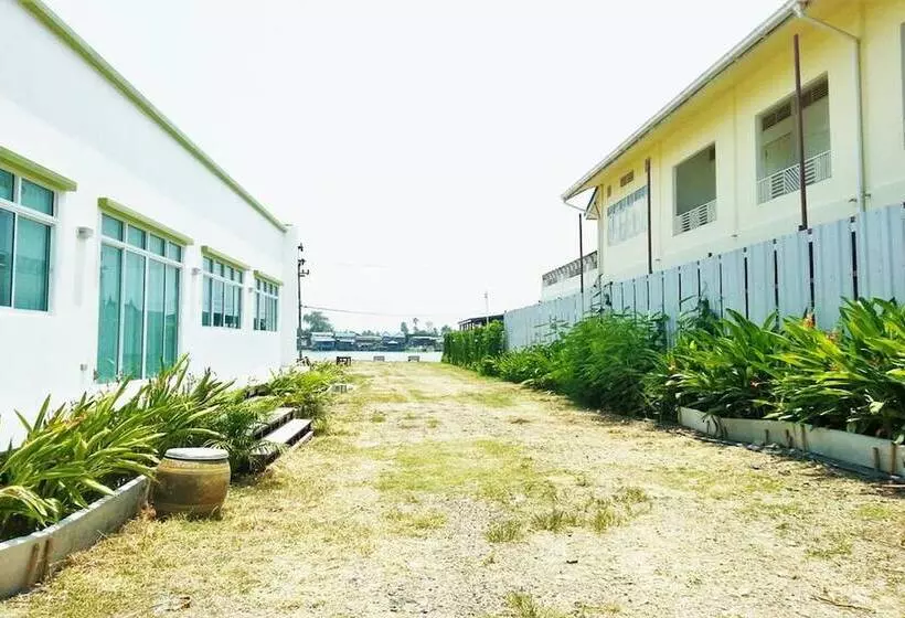 Hotelli Ruenlookmai Resort