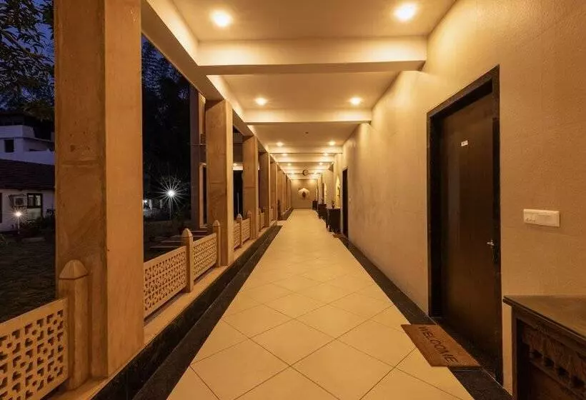 ホテル Vraksh Resort