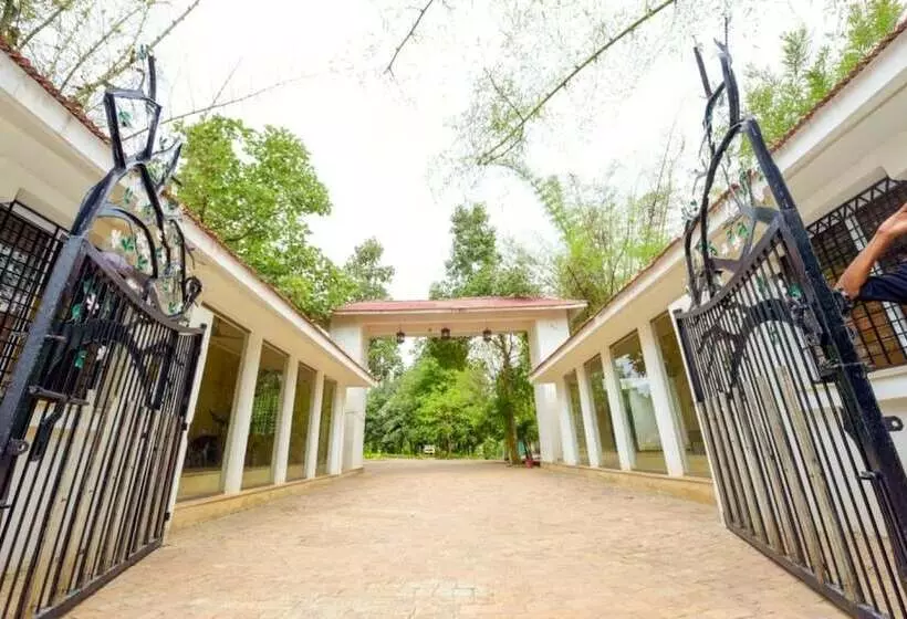 ホテル Vraksh Resort