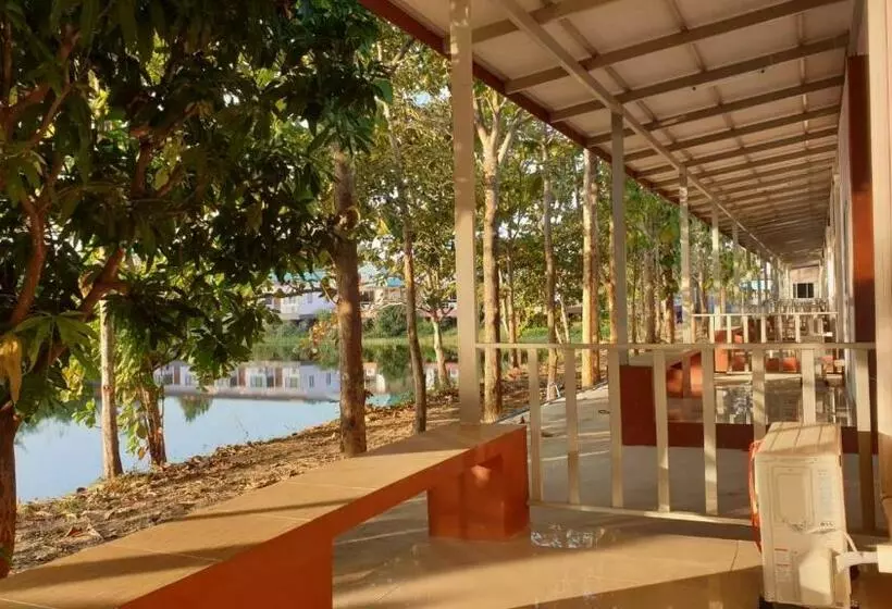 Hotelli Baan Suan Chiva Saran