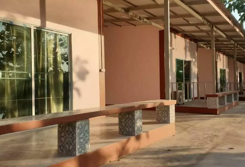 Hotelli Baan Suan Chiva Saran