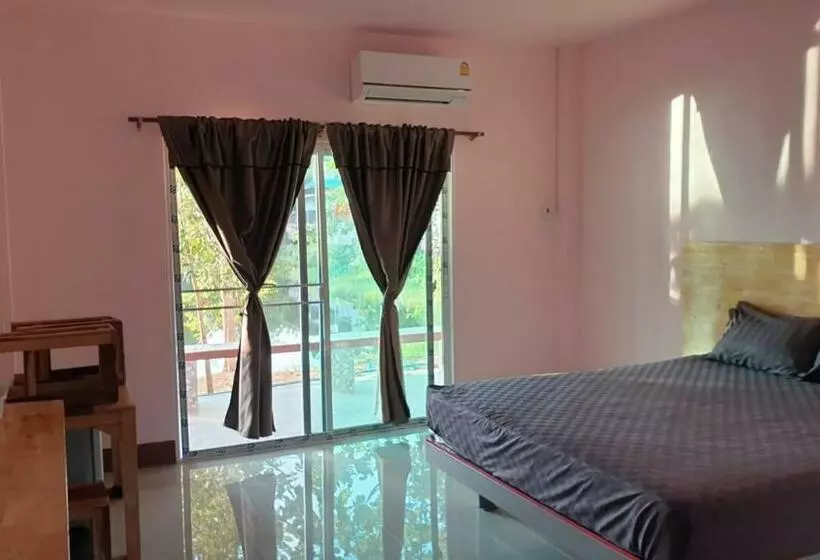 Hotelli Baan Suan Chiva Saran