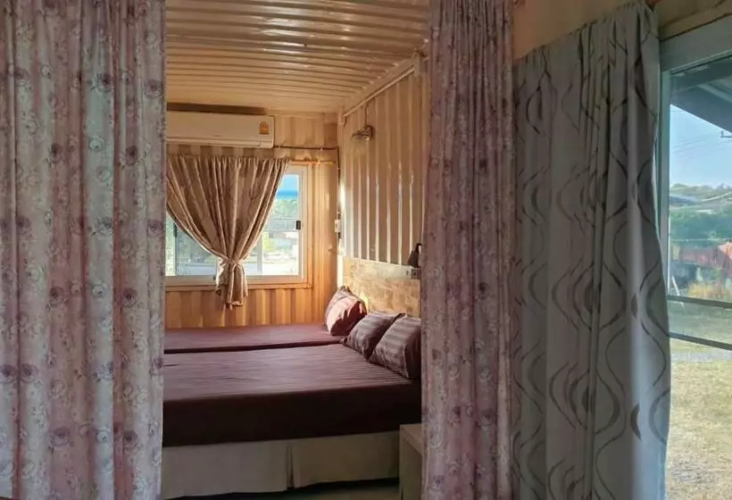 Hotelli Baan Suan Chiva Saran