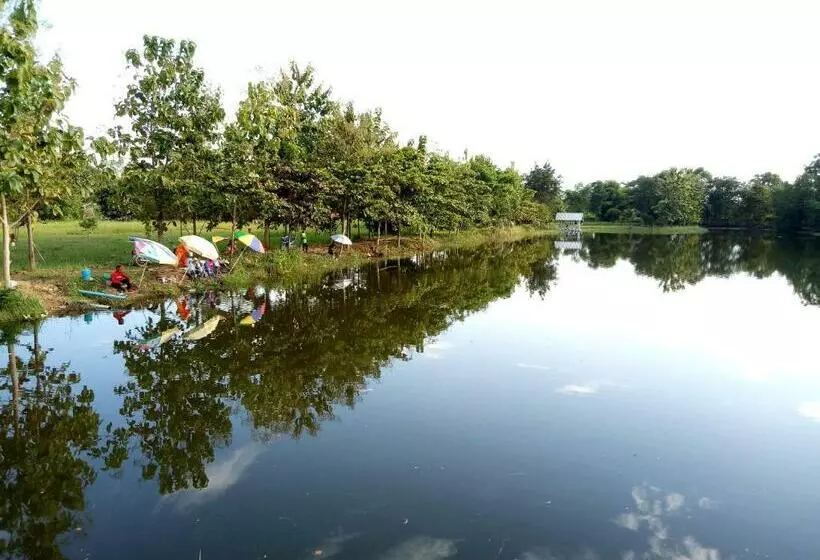 Hotelli Baan Suan Chiva Saran