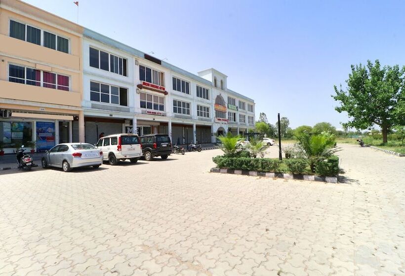 ホテル Jeevak By Oyo Rooms