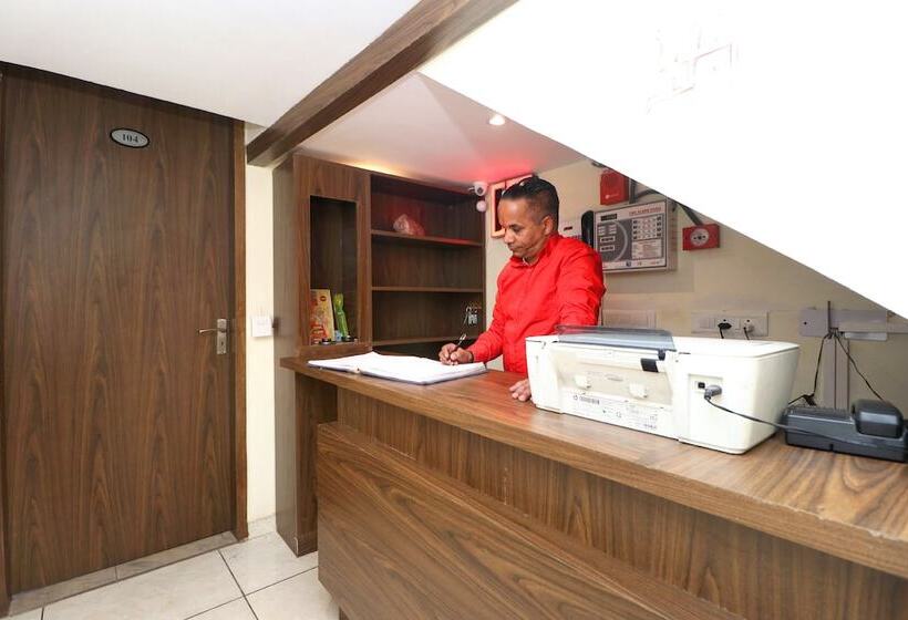 ホテル Jeevak By Oyo Rooms