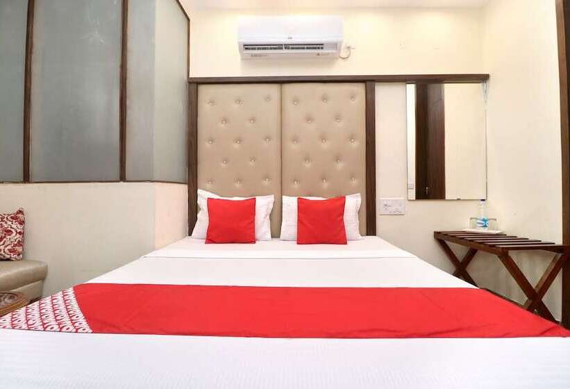 ホテル Jeevak By Oyo Rooms