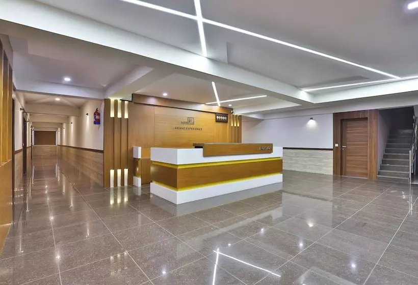 ホテル Capital O 29562  Luxura