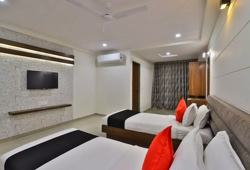 ホテル Capital O 29562  Luxura